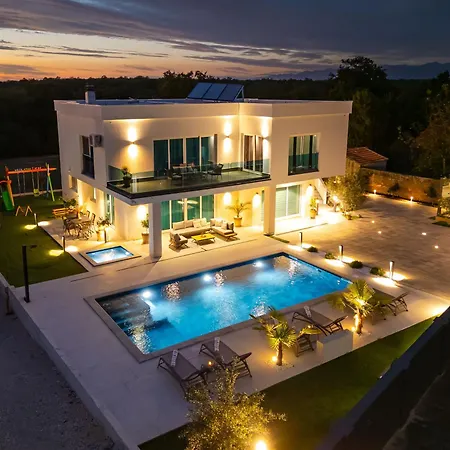 Villa & Play *