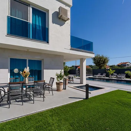 & Play Policnik